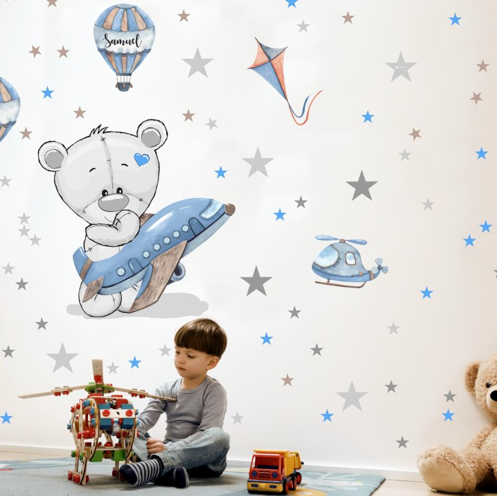 Levně Chlapecká samolepka na zeď - Medvídek s modrým letadlem